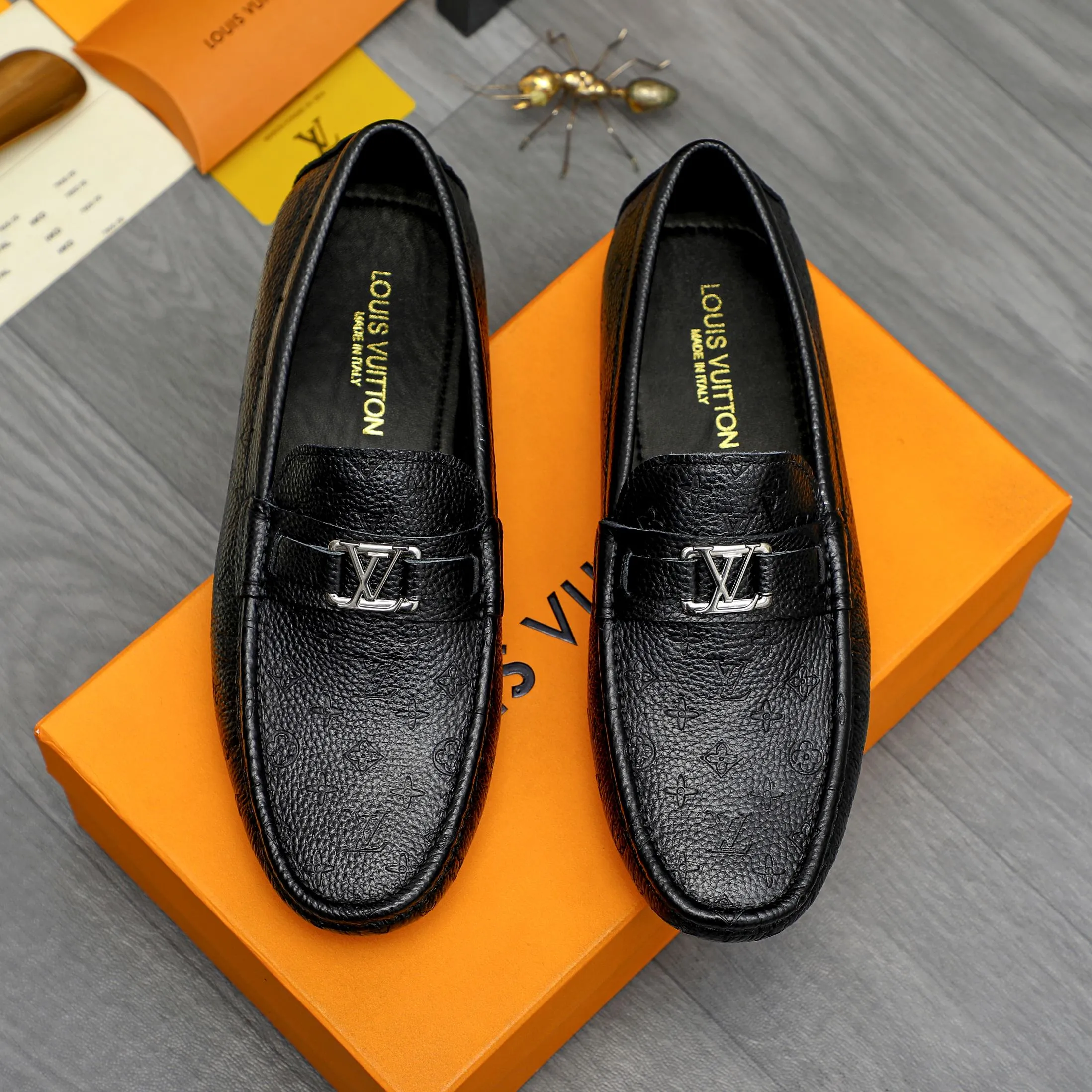 Men's shoes 💰p420 Product trademark: LV (Louis Vuitton) casual slip-on men's shoes Regular size: 38-44 Product material: Selected pebbled cowhide embossed upper, sheepskin lining, rubber outsole